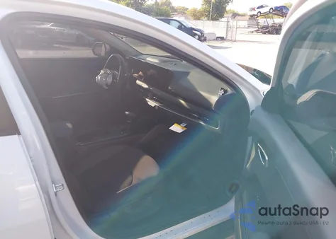 2025 Kia K4 Lxs z USA, uszkodzony, nr VIN 3KPFT4DE4SE174601